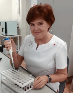 Галина Скрипкина проводит экспертизу геля