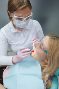 Медицинский специалист берёт образец слюны для измерения уровня кортизола
